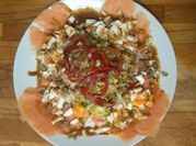 Una foto de salmón ahumado con lechuga