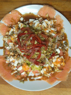 Una foto de Ensalada de salmón ahumado con aliño de wasabi