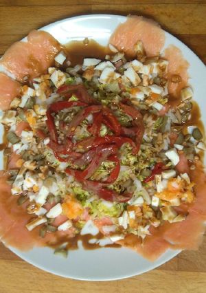 Una foto de Ensalada de salmón ahumado con aliño de wasabi