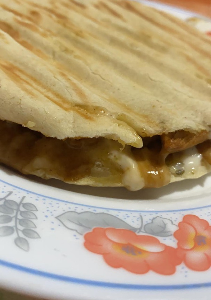 Una foto de Pan de pita relleno de pollo