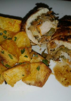 Una foto de Arrolladito de pollo con papas al pimentón y ajo! 😄