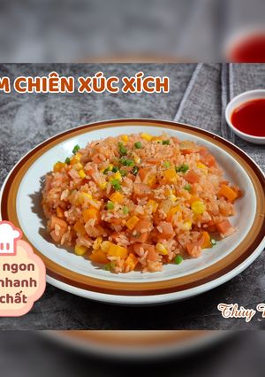 Hình của món Cơm chiên xúc xích.
