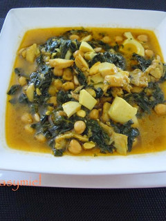 Una foto de Potaje de garbanzos con bacalao y espinacas