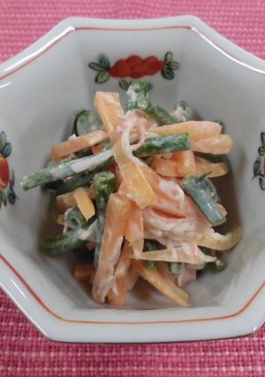 A picture of Green beans and carrot with mayonnaise.