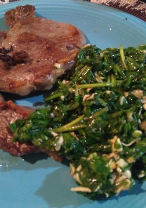 Una foto de Costeleta a la plancha con ensalada de rúcula