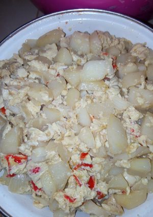 A picture of Irish potatoes Fried with Egg.