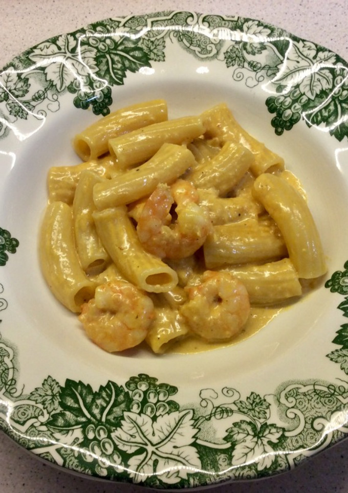 Una foto de Tortiglioni en salsa de curry con langostinos