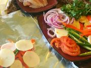 Una foto de tilapia al horno con verdura