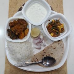 A picture of Sindhi seyal bhaji,mushroom paneer,roti rice & salad.