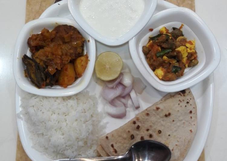 Recipe of Speedy Sindhi seyal bhaji,mushroom paneer,roti rice &amp; salad