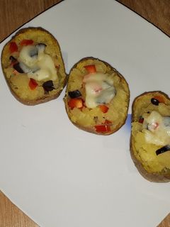 O poză a rețetei Cartofi copți umpluți cu legume și mozzarella.
