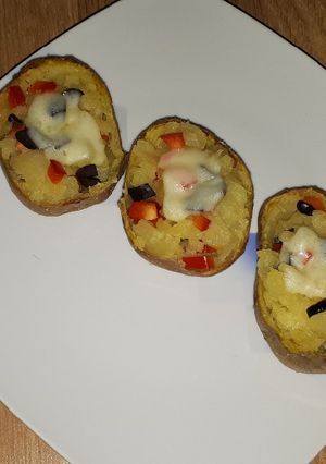 O poză a rețetei Cartofi copți umpluți cu legume și mozzarella.