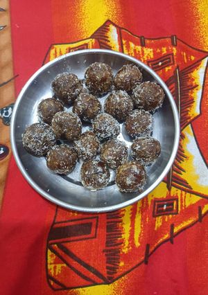 A picture of ખજૂર બોલ.