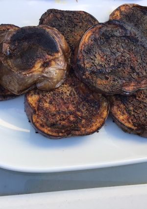 Une photo de Aubergine graffiti grillée épices et parmesan