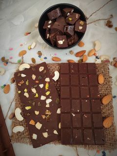 ડ્રાયફ્રુટ ચોકલેટ(Dryfruit Chocolate Recipe in Gujarati) રેસીપી મુખ્ય ફોટો