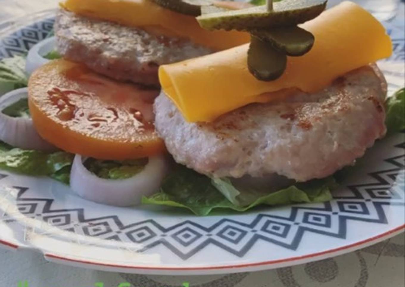 Hamburguesa de pollo con salsa de pepinillos y mostaza