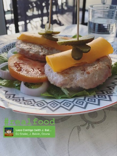 Una foto de Hamburguesa de pollo con salsa de pepinillos y mostaza