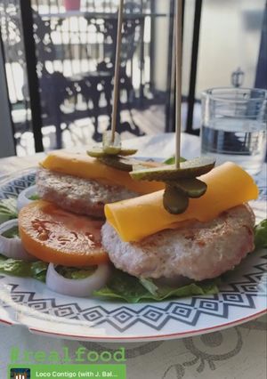 Una foto de Hamburguesa de pollo con salsa de pepinillos y mostaza