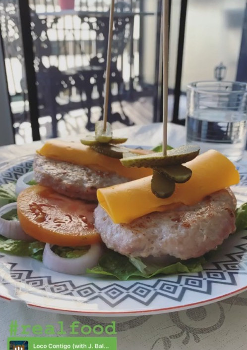 Una foto de Hamburguesa de pollo con salsa de pepinillos y mostaza