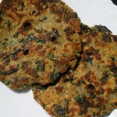 A picture of Methi jwari thalipeeth.