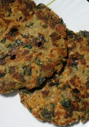 A picture of Methi jwari thalipeeth.