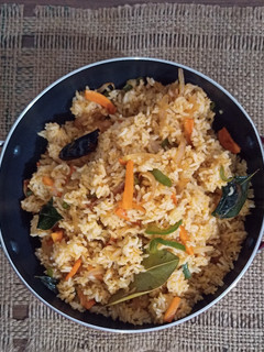 ફ્રાઇડ રાઈસ (Fried Rice Recipe In Gujarati) રેસીપી મુખ્ય ફોટો