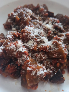 Una foto de Berenjena con sobrasada, miel y parmesano