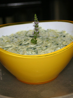 Una foto de Ensalada de pepino tzatziki