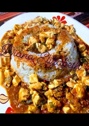 Una foto de Pollo al curry con arroz graneado.👩🏼‍🍳