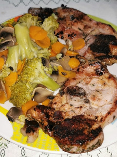 Una foto de Verduras con pavo al ajillo