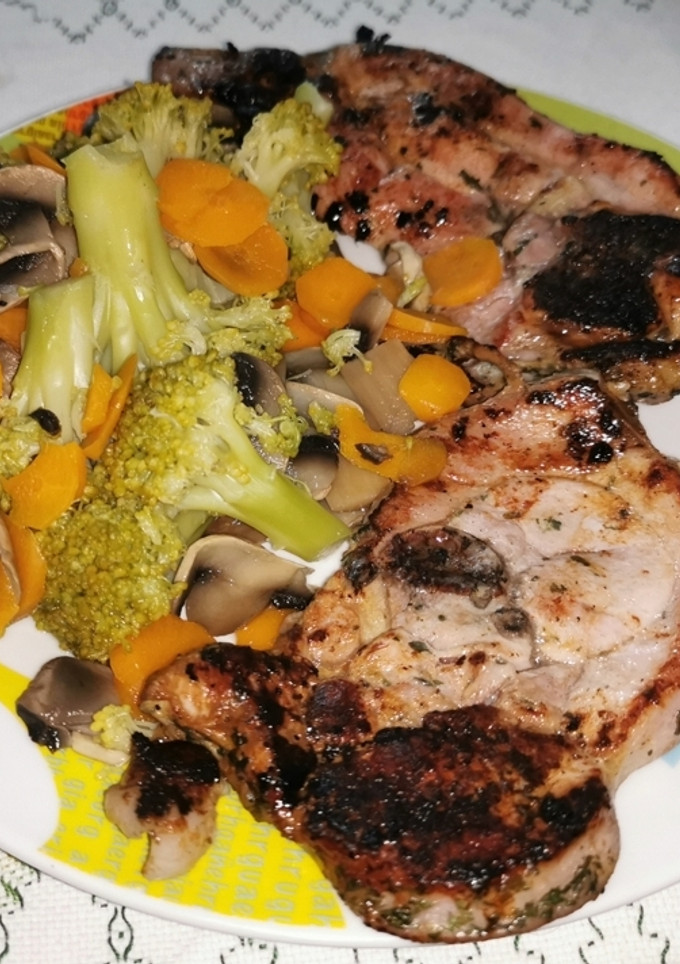 Una foto de Verduras con pavo al ajillo