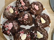 Une photo de donuts au chocolat
