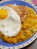 Locro de zapallo con milanesa y huevo frito