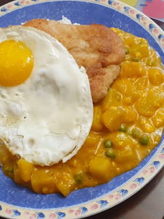 Una foto de Locro de zapallo con milanesa y huevo frito