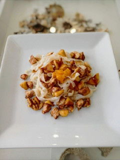 Una foto de Noodles de arroz con cerdo, manzana y almendras