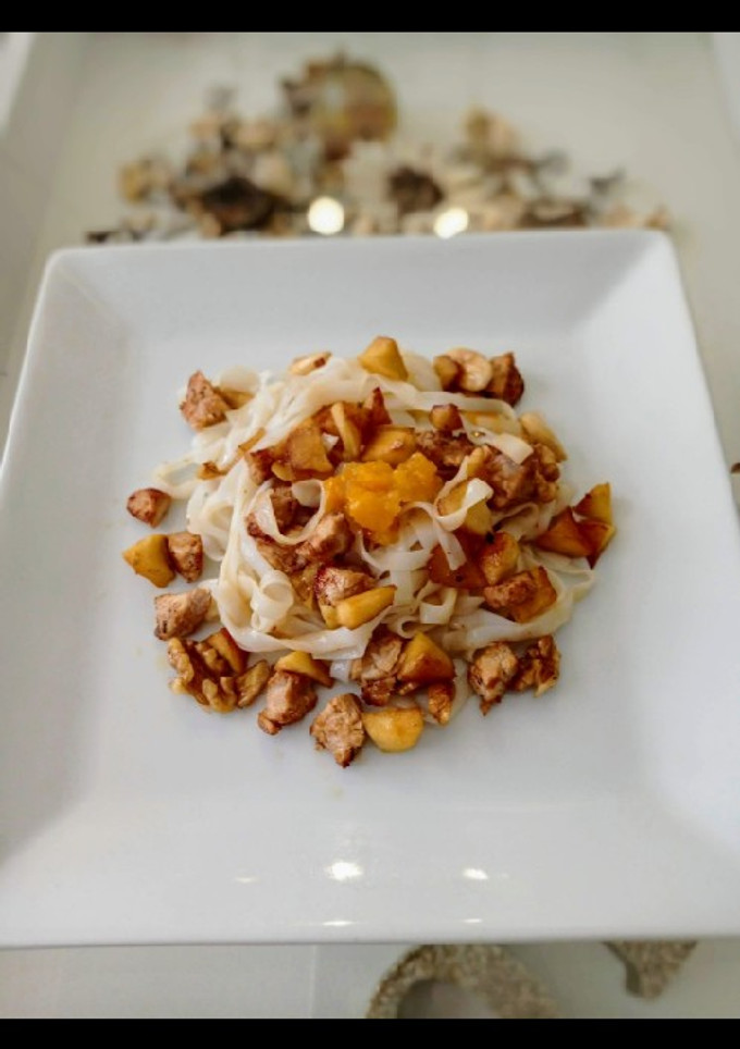 Una foto de Noodles de arroz con cerdo, manzana y almendras