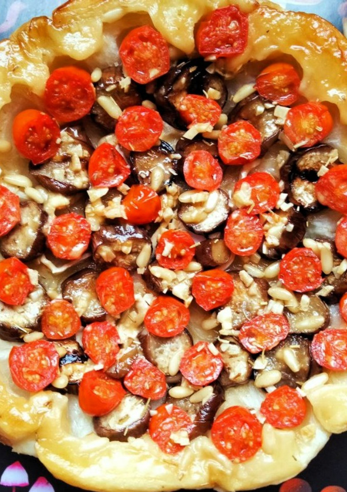 Una foto de Tarta tatin de berenjenas y tomates cherry