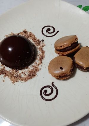 Una foto de Mousse de chocolate con glaseado espejo