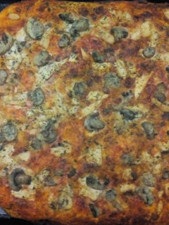 Una foto de Pizza de atún y champiñones