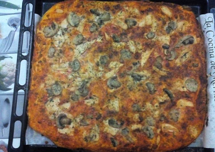 Pizza de atún y champiñones