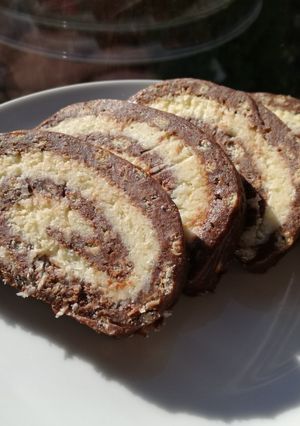 O poză a rețetei Ruladă de biscuiți cu cremă de unt și cocos.