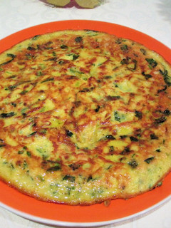 Una foto de Tortilla de alubias blancas y espinaca fresca
