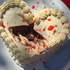 Una foto de Torta Blank Space Explosiva 🔪