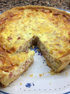 Una foto de Quiche de jamón, bacon y queso