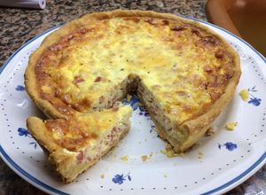 Una foto de Quiche de jamón, bacon y queso