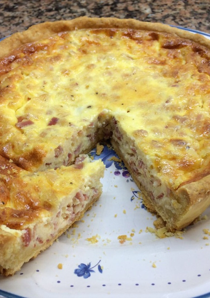 Una foto de Quiche de jamón, bacon y queso