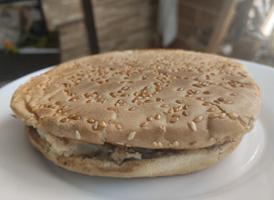 Una foto de Sándwich🍞de pollo🍗desmechado con yogur🥛y queso🥯🧀🧇