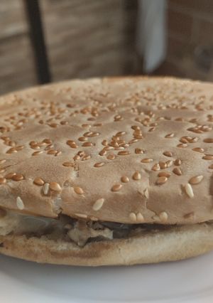 Una foto de Sándwich🍞de pollo🍗desmechado con yogur🥛y queso🥯🧀🧇
