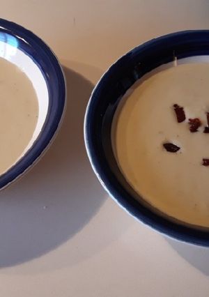 Una foto de Crema calabacín con crujiente de jamón