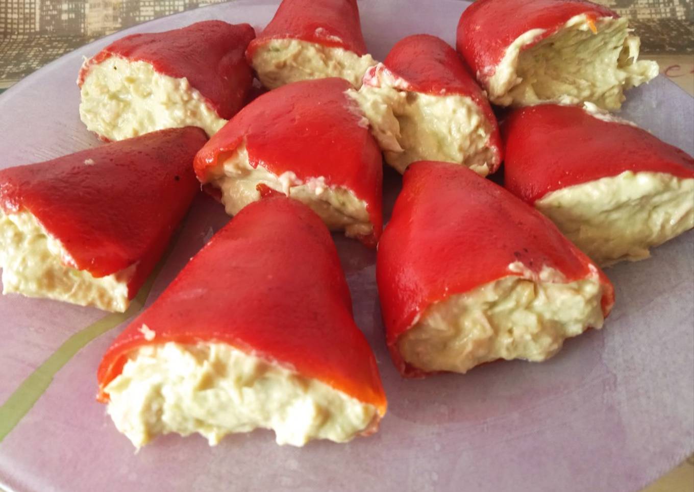 Pimientos piquillo rellenos de ensaladilla de atún y aguacate